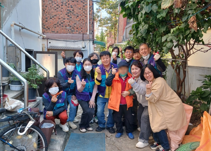 3-1. 고강1동 ‘저장 강박 위기가구 주거 환경 개선 대청소’ 단체 사진(앞줄 왼쪽 네 번째 신승호 지역사회보장협의체 위원장).jpg