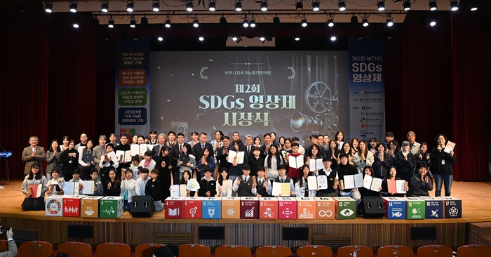 1-1. 2025년 제2회 부천시 SDGs 영상제에 참여한 수상자 및 관계자들이 기념촬영을 하고 있다.jpg
