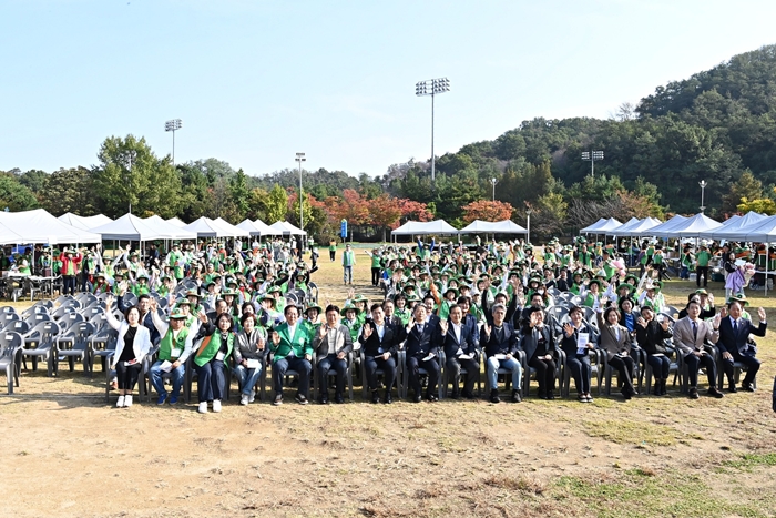4-1. 조용익 부천시장과 부천시 자율방재단이 체육행사 단체 기념사진을 찍고 있다.jpg
