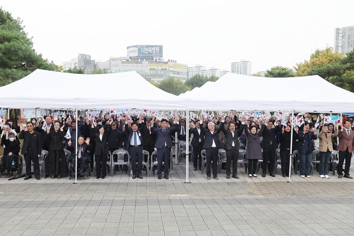 1-4. 안중근 공원에서 만세삼창을 하는 조용익 부천시장과 참석자들.jpg