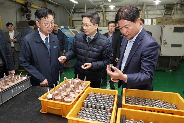 1-3. 조용익 부천시장과 ㈜삼양발브종합메이커 양경삼 대표(가운데)가 공정실을 둘러보고 있다.JPG