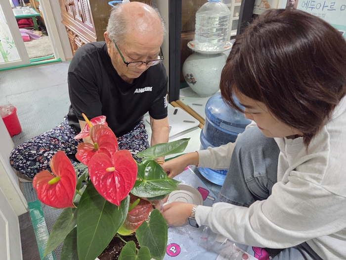 4-2.‘반려식물 보급사업’에 참여 중인 어르신들.jpg