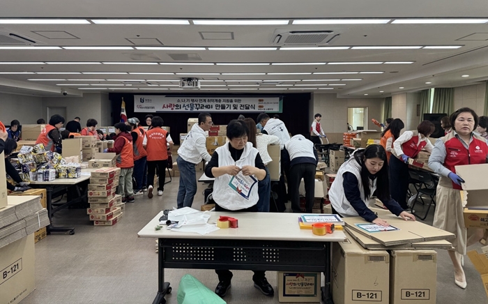 3-3. 자원봉사자들이 ‘사랑의 선물꾸러미’ 포장 작업을 하고 있다.jpg