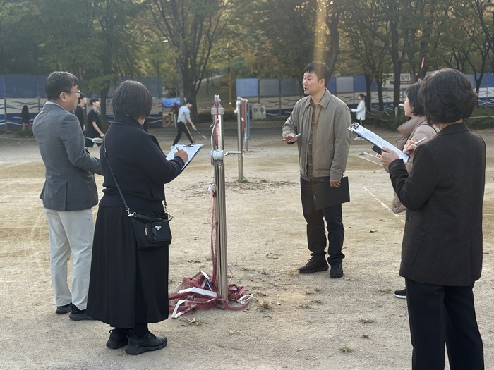 2-3. 참여자들이 아동관점 침해 사례에 대해 의견을 공유하며 활동지를 작성하고 있다.jpg