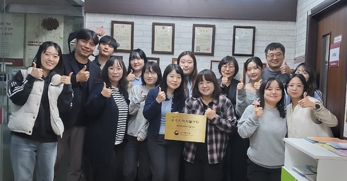 2-1. 부천원미지역자활센터 종사자들이 최우수기관으로 선정 기념사진을 찍고 있다.jpg