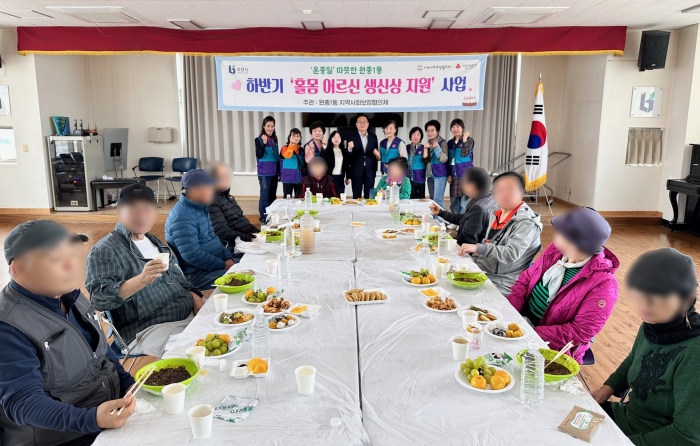 2-1. 원종1동 ‘홀몸 어르신 생신상 지원’ 행사 단체 사진.jpg