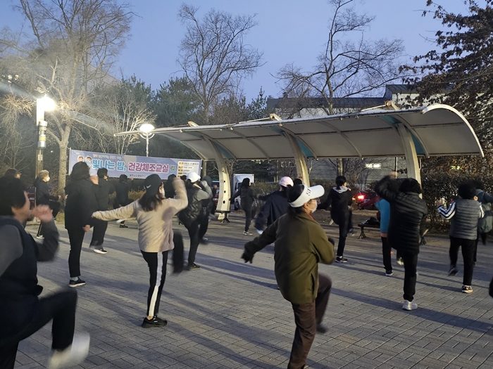 3-1. ‘빛나는 밤, 건강체조교실’에 참여하는 시민들 모습.jpg