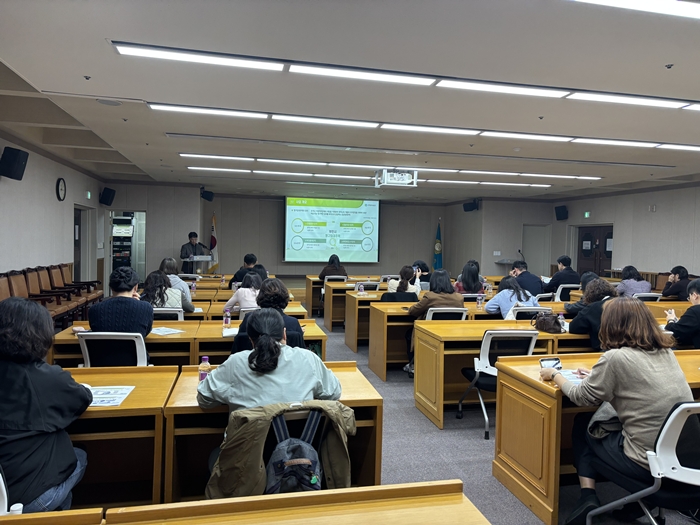2-1. 김은철 중동한라 영구임대아파트 주거행복지원센터 팀장이 돌봄플러그사업 교육을 하고 있다.jpg