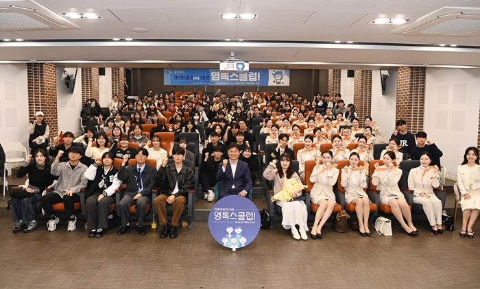 3-1. 조용익 부천시장과 부천대 학생들이 기념촬영을 하고 있다.JPG