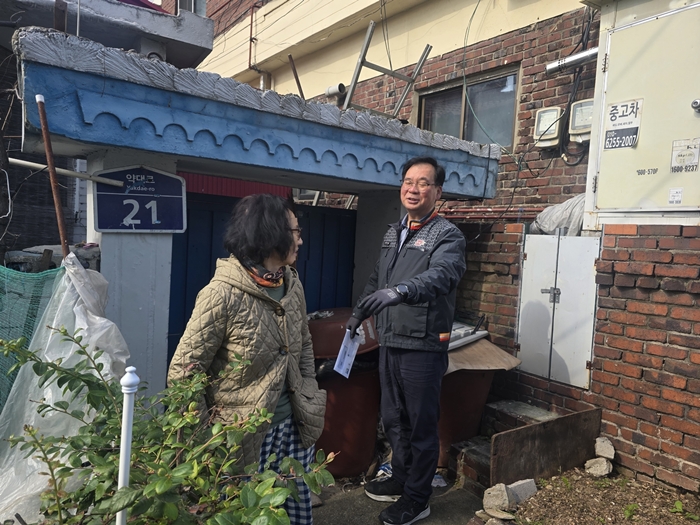 1. 집배원이 민생회복 소비쿠폰 안내문을 대상자에게 전달하고 있다.jpg