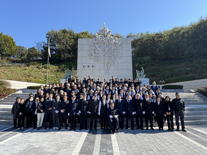 1. 추모제에 참석한 부천시 보훈단체장이 기념촬영을 하고 있다.jpg