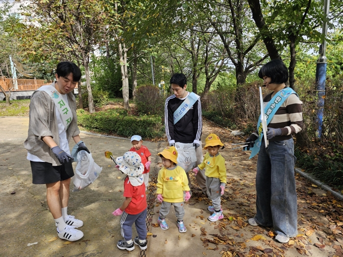 3-2. 학부모와 자녀가 플로깅을 하고 있다.jpg