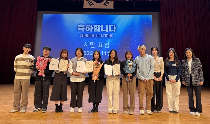 1. 혁신나래연구단 우수과제 수상 팀이 수상 후, 기념사진을 촬영하고 있다.jpg