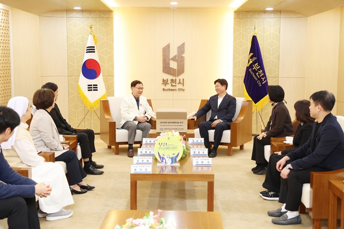 3-2. 조용익 부천시장과 가톨릭대학교 성모병원 참석자들이 담소를 나누고 있다.jpg