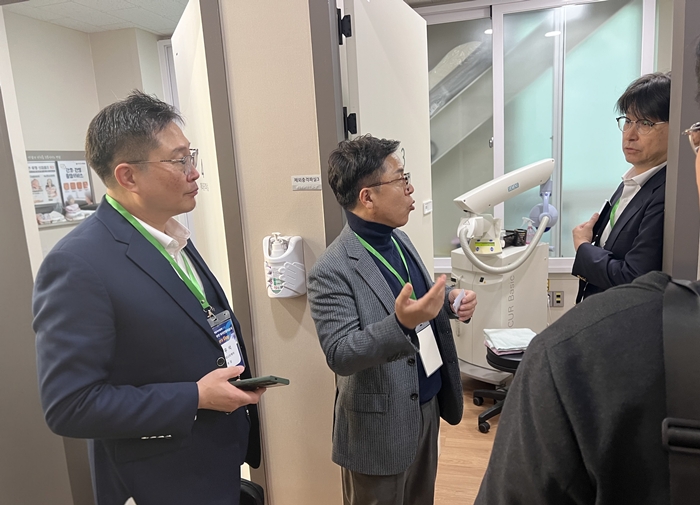 2-3. 병원 관계자가 초청 유치사업자 대상으로 병원 시설에 관해 설명하고 있다.jpg