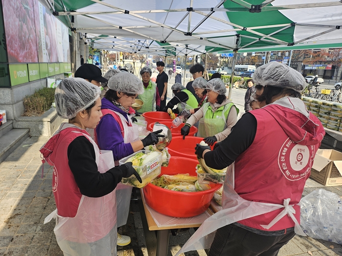 3-1. K-푸드 김치학교 봉사자와 부천농협 복지과 여성봉사단이 김치를 만드는 모습.jpg