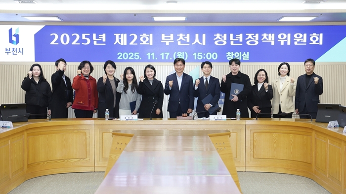 1-3. 조용익 부천시장과 청년정책위원회 위원들이 단체사진을 찍고 있다.jpg