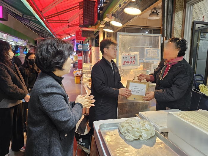 2. 지난 15일 부천시약사회는 부천제일시장 상인들에게 일반의약품을 무료로 배부했다.jpg