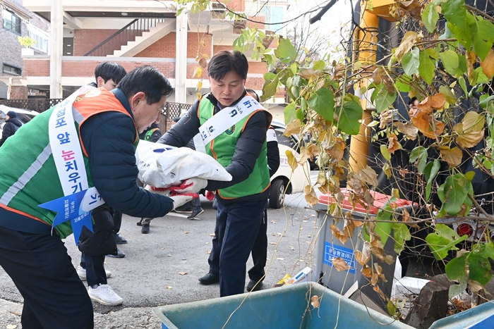 1-1. 조용익 부천시장과 김태웅 부천시 자율방재단장이 제설제 보충 작업을 하고 있다.JPG
