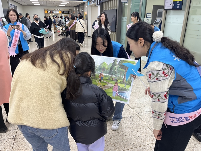 2-3. 시민들이 아동학대 예방 캠페인에 참여하고 있다.JPG