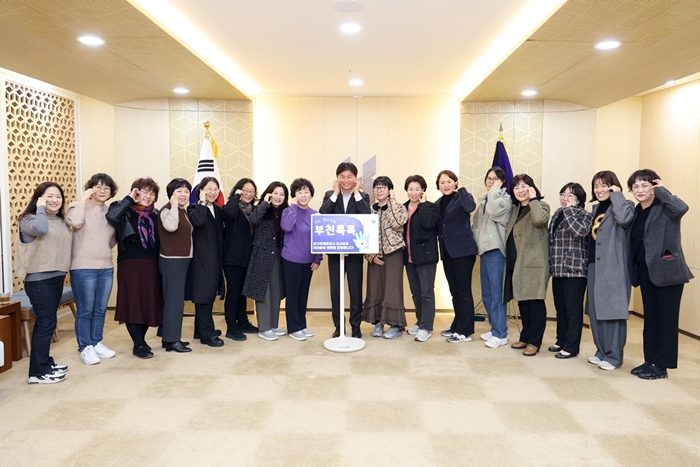 2-1. 조용익 부천시장과 인구주택총조사 조사요원들이 기념사진을 촬영하고 있다.jpg