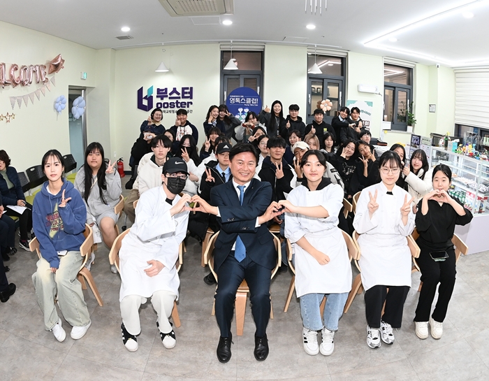 3-4. 조용익 부천시장과 학교 밖 청소년들이 부스터에서 함께 기념촬영을 하고 있다.JPG