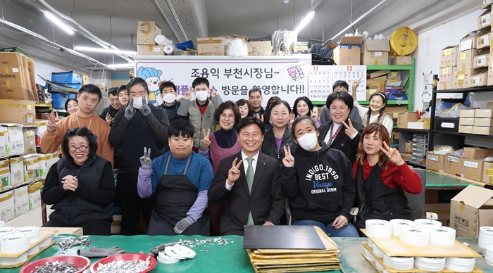 2-2. 조용익 부천시장이 ㈜애플하우스 직원들과 기념촬영을 하고 있다.jpg