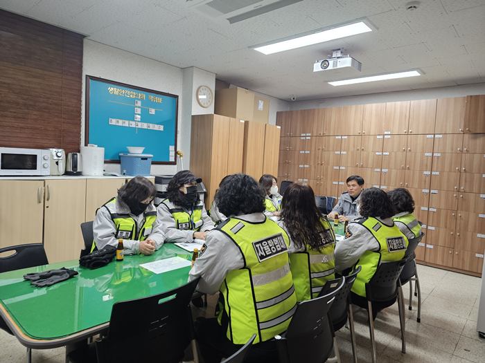 2.1. 중2동 자율방범대와 계남지구대가 협력 강화를 위한 간담회를 진행하였다..jpeg