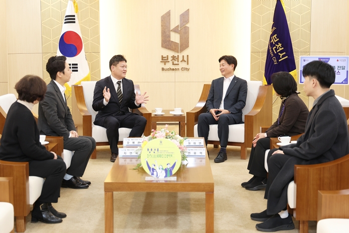 1-2. 조용익 부천시장과 해올요양병원 관계자 등이 담소를 나누고 있다.jpg