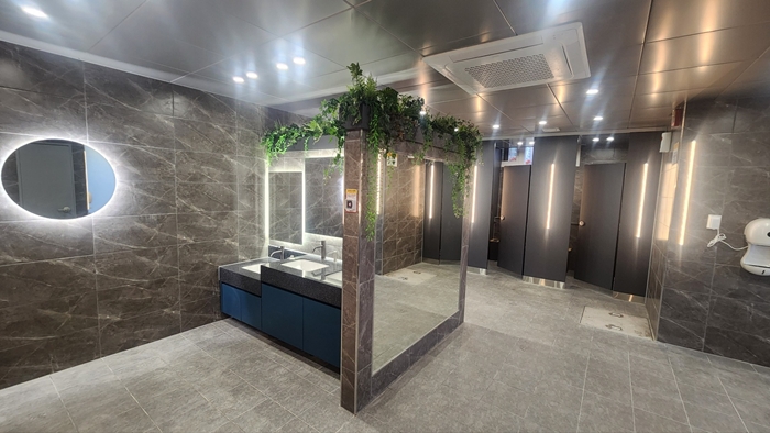 1-2. 중앙공원 북측 광장 여자 화장실 내부 모습.JPG