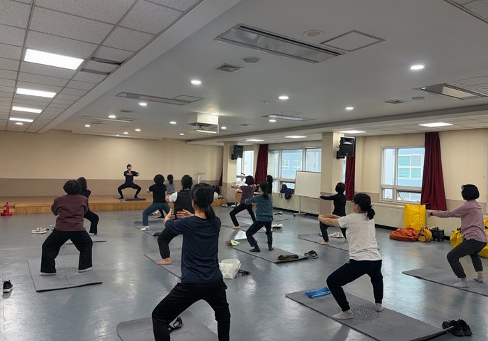 3-2. 프로그램에 참여한 중년 시민이 발레핏 신체활동을 하고 있다.jpg