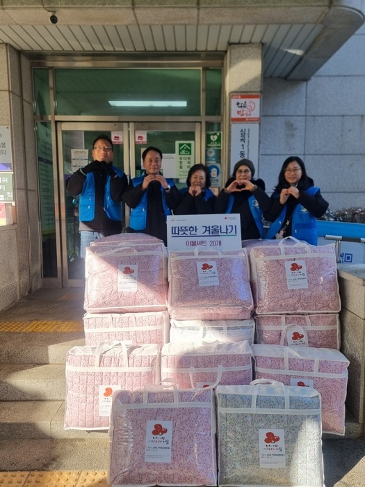 1-1. 지난 5일 심곡1동 지역사회보장협의체(위원장 이천배)는 관내 저소득 독거 어르신 등 20가구에 이불세트를 전달했다..jpg