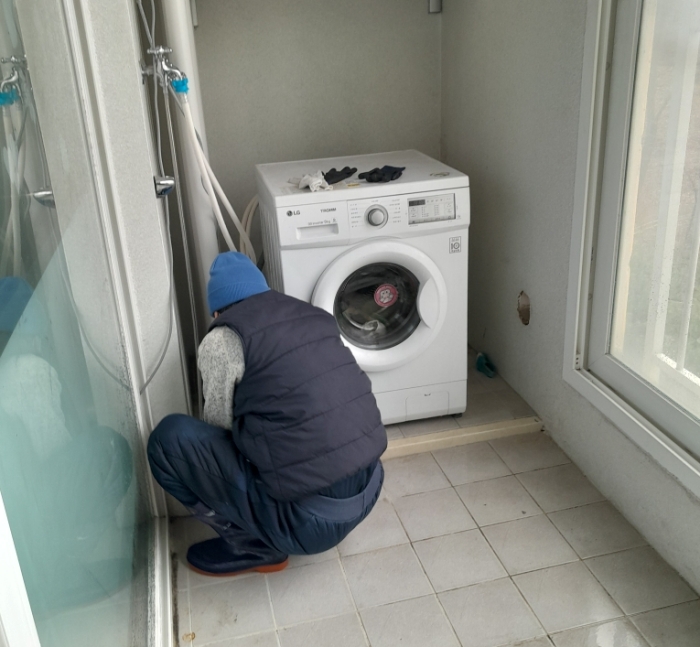 2-1. 베란다 청소를 하고 있다.jpg