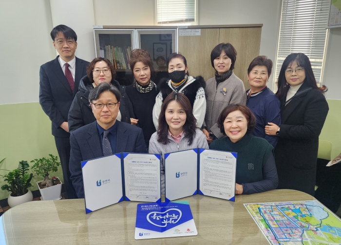 1-2.나눔가게 협약 체결 후 기념 촬영하고 있는 교회 관계자와 송내1동 지역사회보장협의체 위원들.jpg