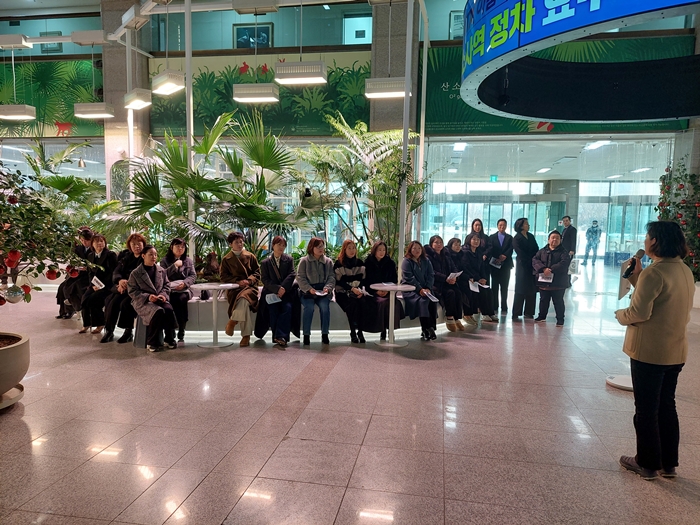 2. 학부모들이 산소정원에 대한 설명을 듣고 있다.jpg