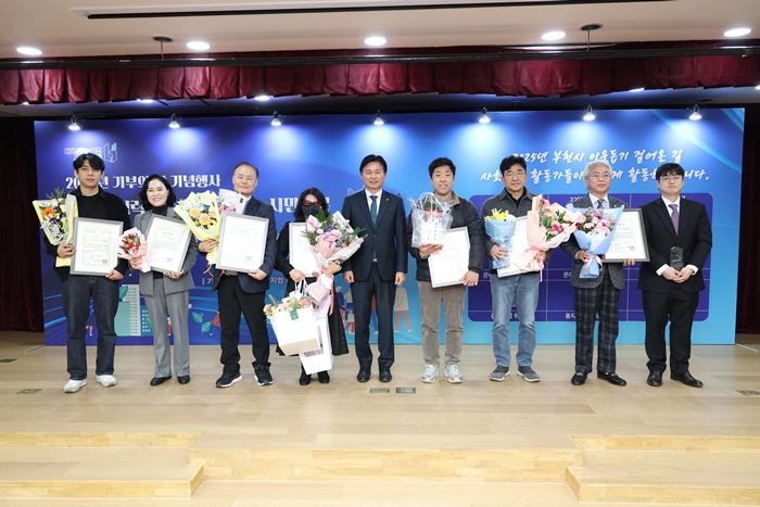 3-2. 부천시장과 유공자표창 수상자들이 기념 촬영을 하고 있다.JPG