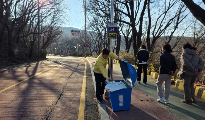 1-1. 홍기화 소사구청장이 관내 제설함을 점검하고 있다.jpg