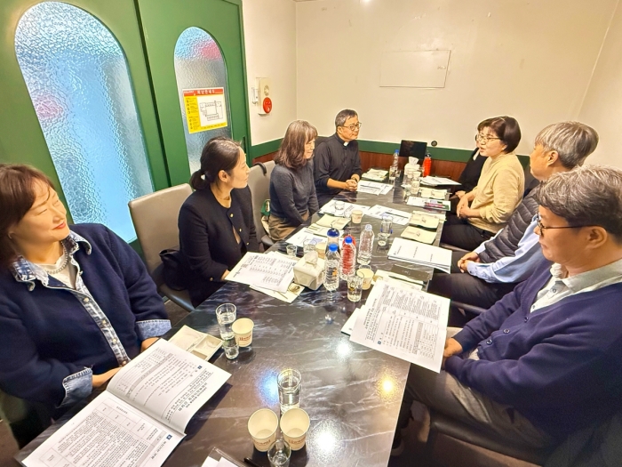 1. 오정구 사회복지기관장과 함께 간담회를 하고 있다..jpg