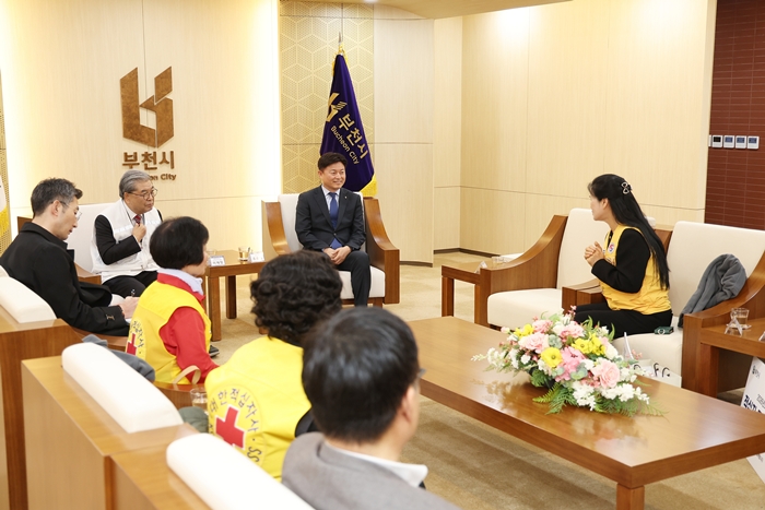 4-1. 조용익 부천시장, 이재정 대한적십자사 경기도지사 회장, 전달식 관계자들이 담소를 나누고 있다.jpg