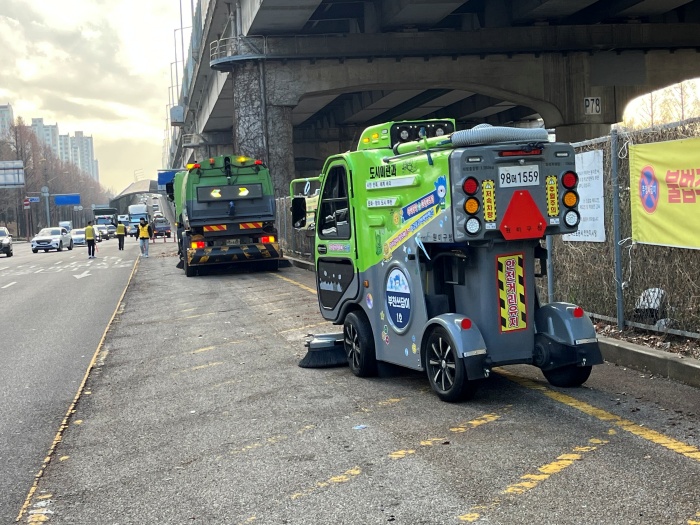 1-2. 노면청소차와 쓰담이가 노면을 정비 중이다..jpg