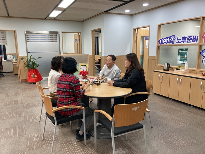 2-2. 시민들이 겨울나기 쉼터를 이용하고 있다.jpg
