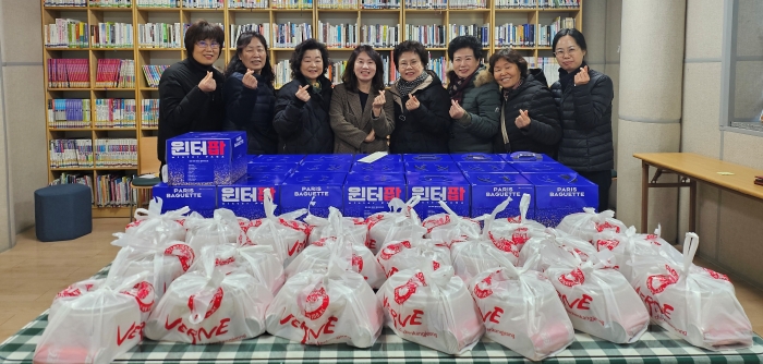 4-1. 취약계층 아동과 어르신을 위해 크리스마스 선물을 전달하였다.jpg