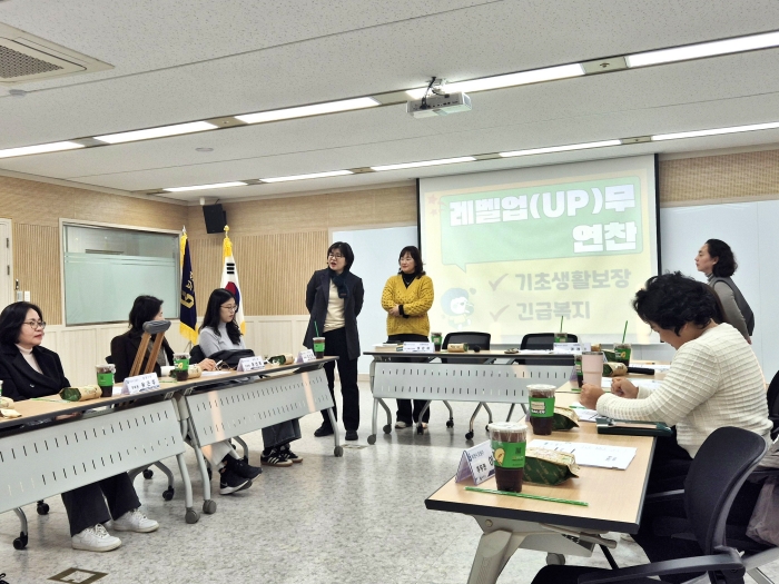 1-1. 김명란 사회복지과장이 인사말을 하고 있다..jpg