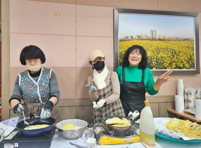 1-1. 주민들이 떡국과 곁들여 먹을 배추전을 만드는 모습.jpg