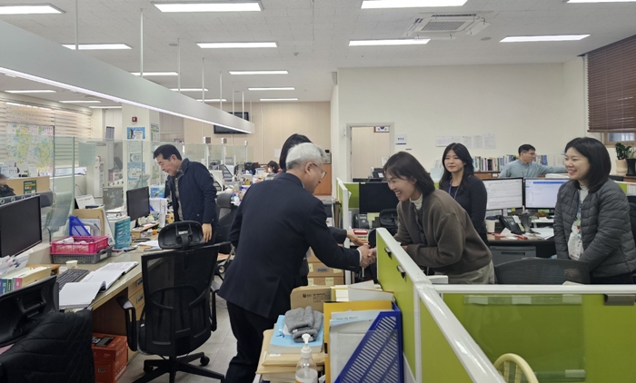 2.1.김원경 원미구청장이 중동 행정복지센터 직원을 격려하고 있다..jpg