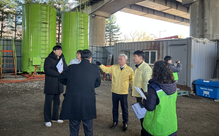 1.1.상동 제설창고를 점검하는 김원경 원미구청장.jpeg