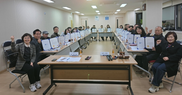 2-1 위촉장을 받은 주민자치회 단체사진.jpg