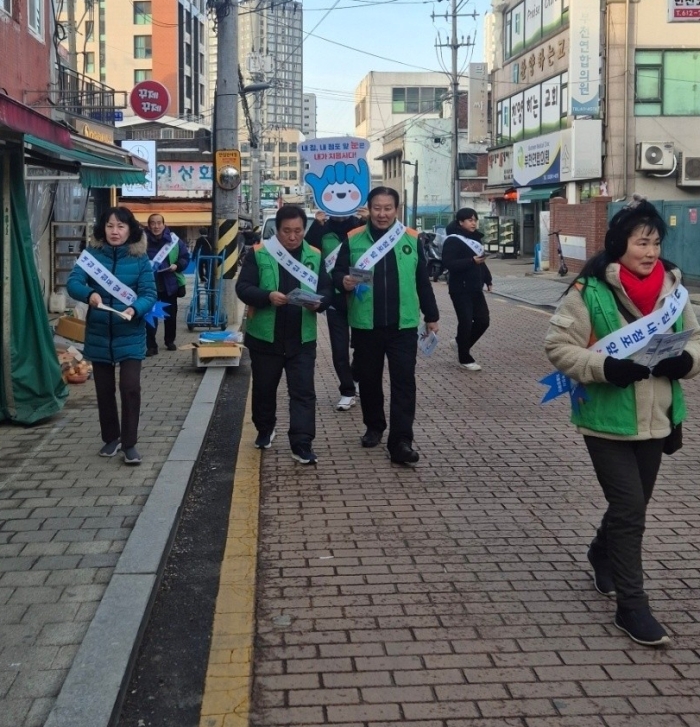 3-1 자율방재단원들이 캠폐인을 진행하고 있다 .jpg