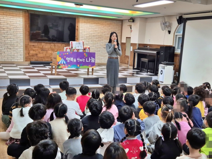 1-1. 지혜샘유치원 라면 전달식.jpg