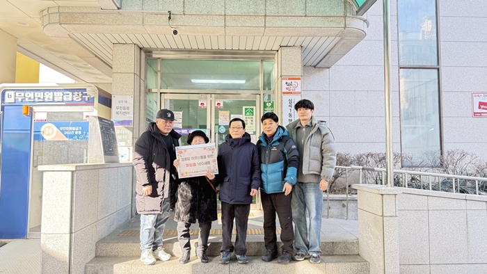 1.1.심곡1동 새마을협의회(회장 최경우)는 지난 20일 경로당에 사랑의 화장품 100세트를 함께 나누는 전달식을 개최했다.jpg